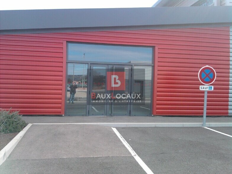 Retail in Sénas for lease - Building Photo - Image 2 of 3