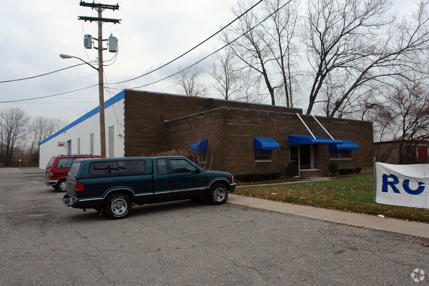 32637 Groesbeck Hwy, Fraser, MI à vendre - Photo du bâtiment - Image 3 de 4