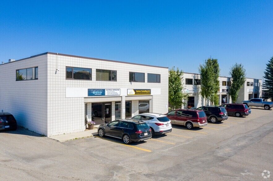 1911-1915 Highfield Cres SE, Calgary, AB for sale - Building Photo - Image 1 of 1