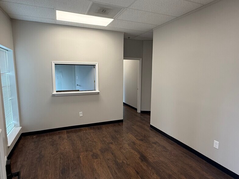 3305 W Davis St, Conroe, TX à louer - Photo du bâtiment - Image 3 de 15