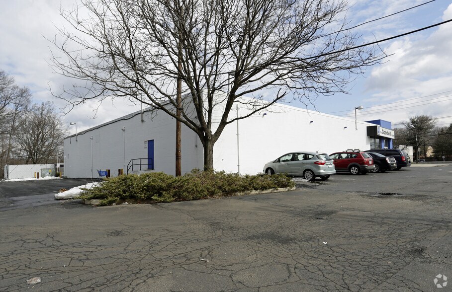 809 N State Route 17, Paramus, NJ à louer - Photo du bâtiment - Image 3 de 5