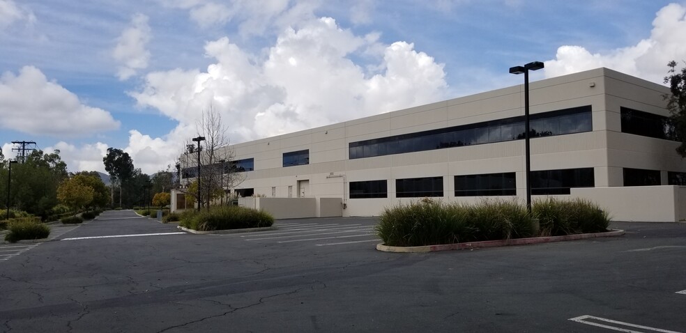 2100 Corporate Center Dr, Thousand Oaks, CA for lease - Building Photo - Image 2 of 8