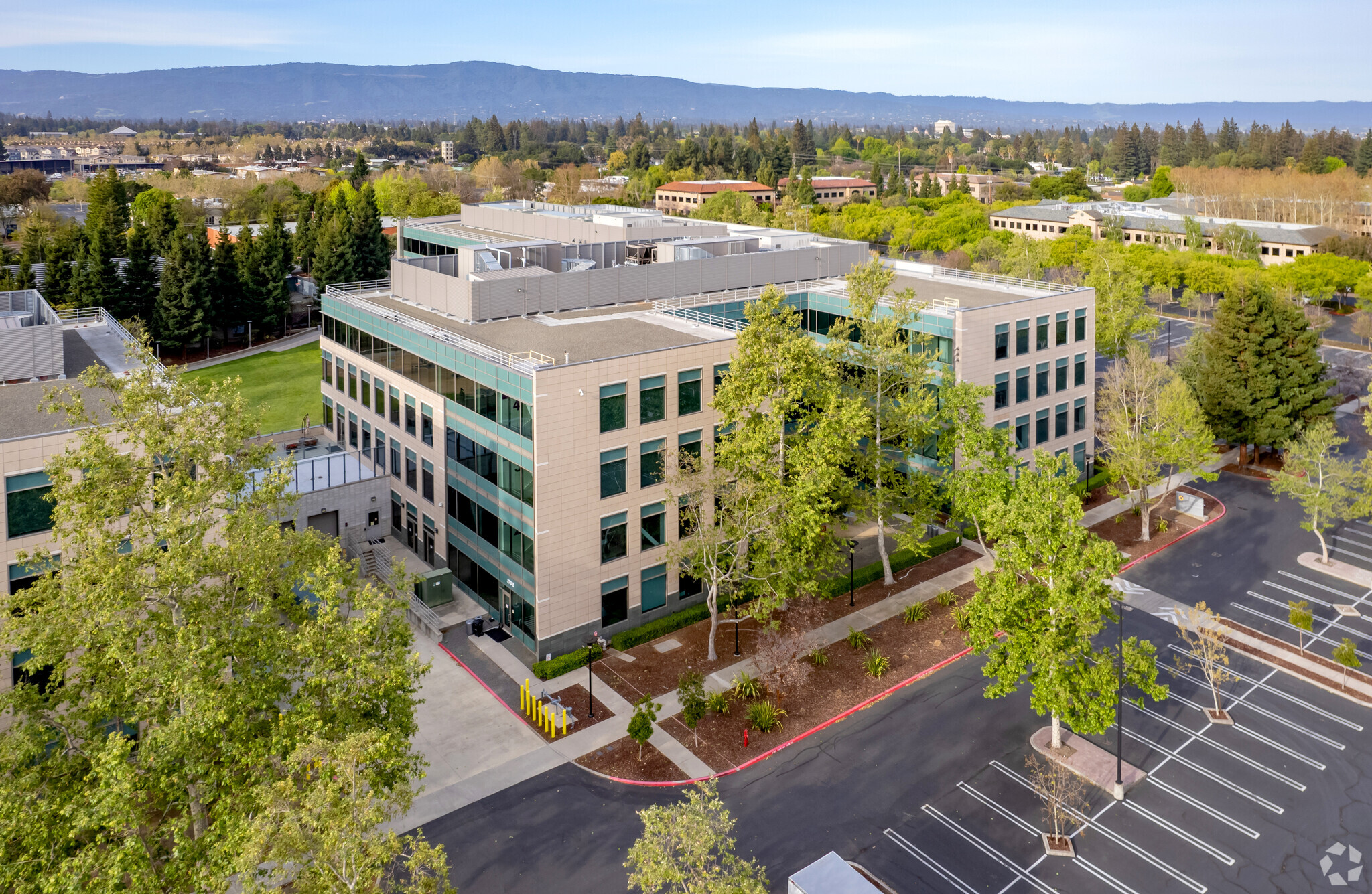 380 Ellis St, Mountain View, CA à louer Photo du bâtiment- Image 1 de 10