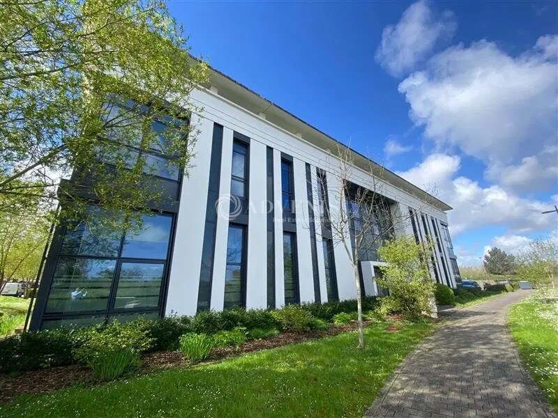 Office in Élancourt for lease Primary Photo- Image 1 of 12