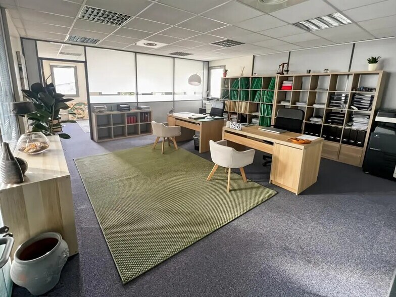 Office in Marseille for lease - Interior Photo - Image 3 of 7