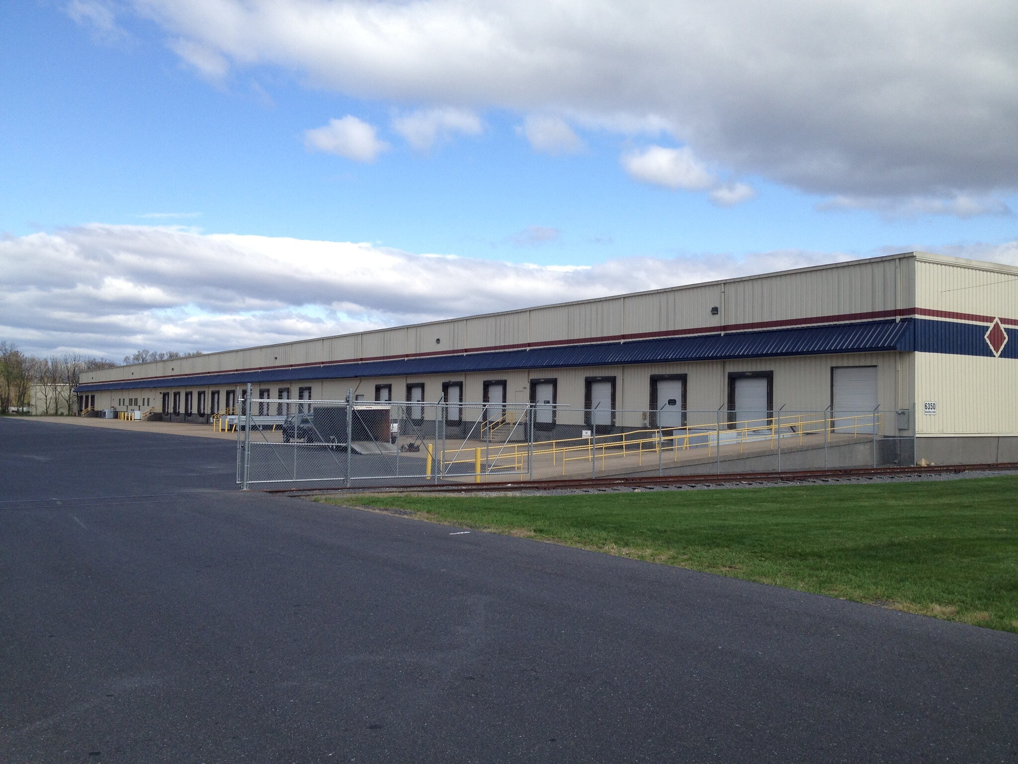 6350 Brackbill Blvd, Mechanicsburg, PA for lease Primary Photo- Image 1 of 7