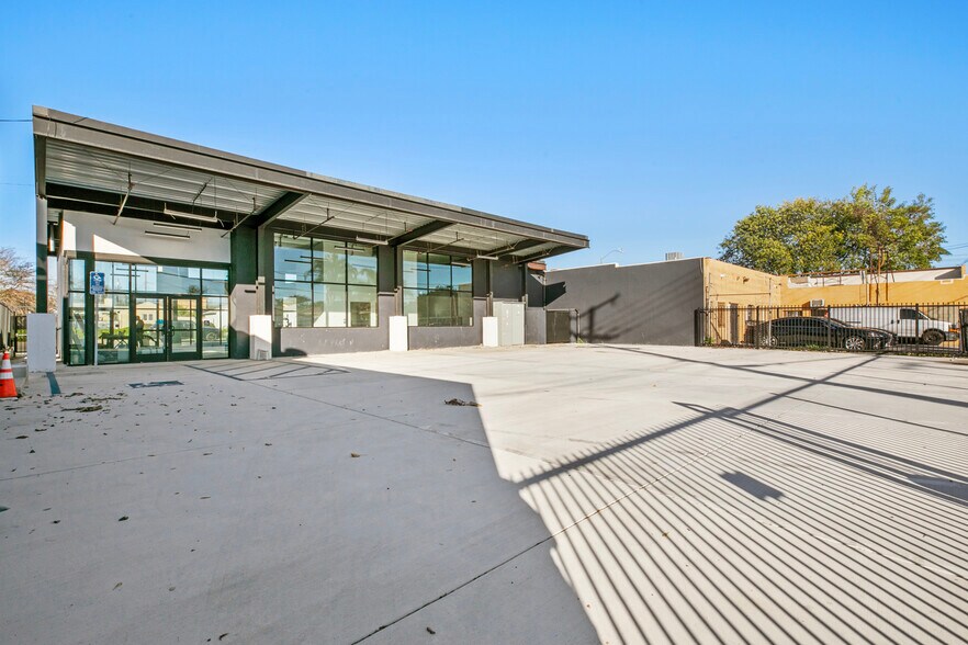 4410 W Victory Blvd, Burbank, CA à louer - Photo du bâtiment - Image 2 de 7