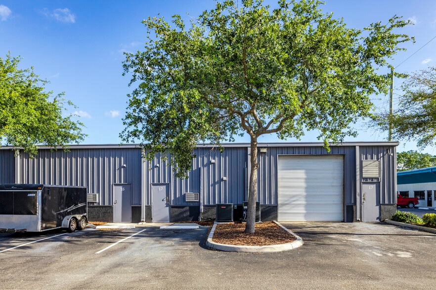 6557 Garden Rd, Riviera Beach, FL for lease - Building Photo - Image 2 of 21