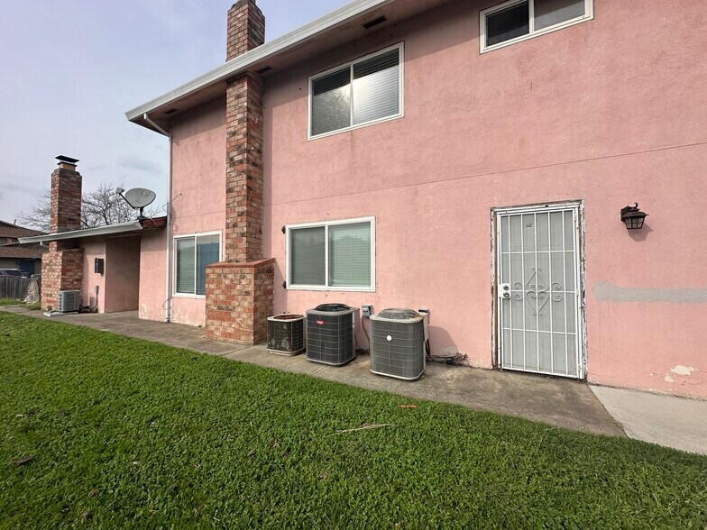 67 Nedra Ct, Sacramento, CA à vendre - Photo du bâtiment - Image 3 de 36