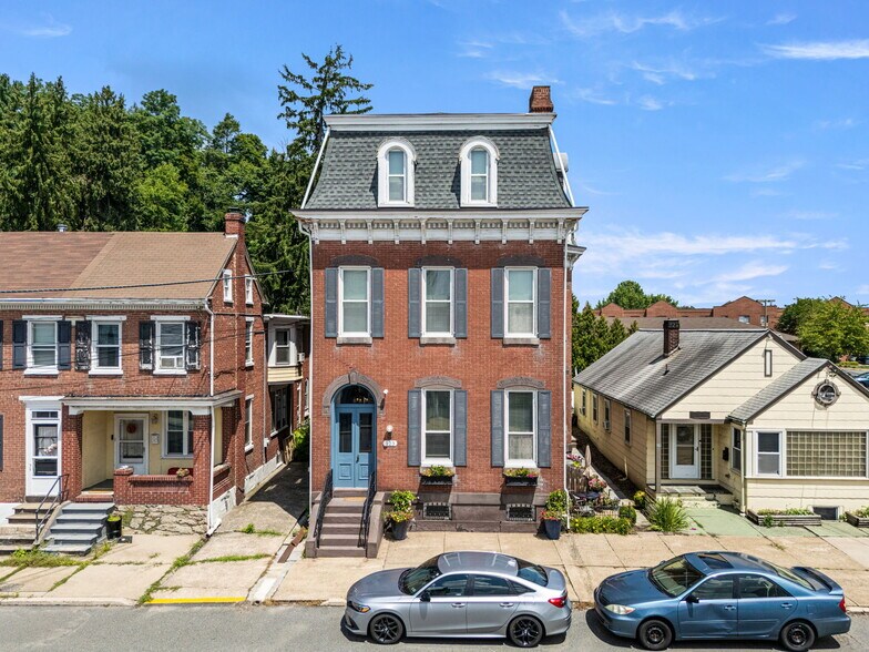 123 W Philadelphia Ave, Boyertown, PA à vendre - Photo du bâtiment - Image 2 de 34