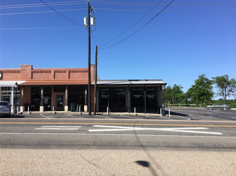 108 W McCart St, Krum, TX à vendre - Photo du bâtiment - Image 2 de 13