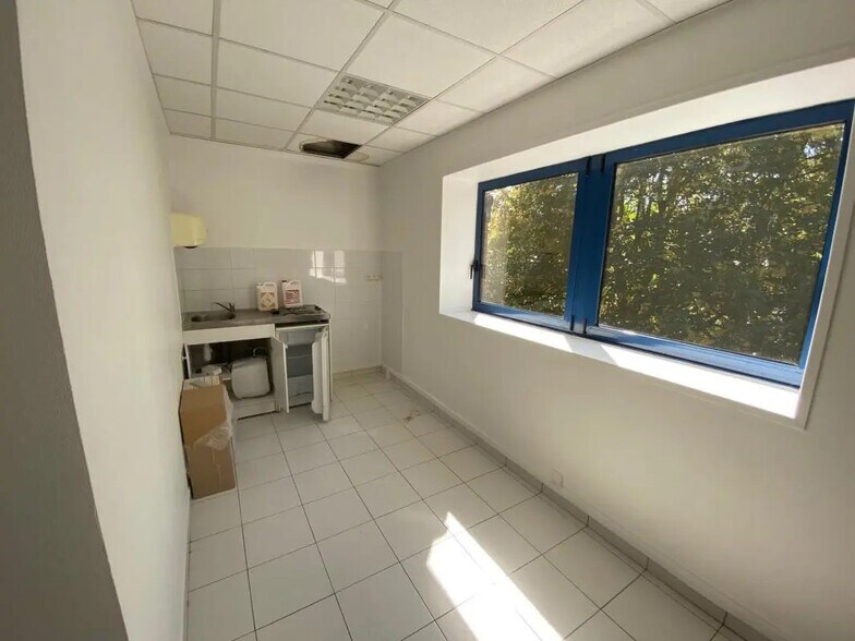 Office in Noisy-le-Grand for lease - Interior Photo - Image 3 of 5