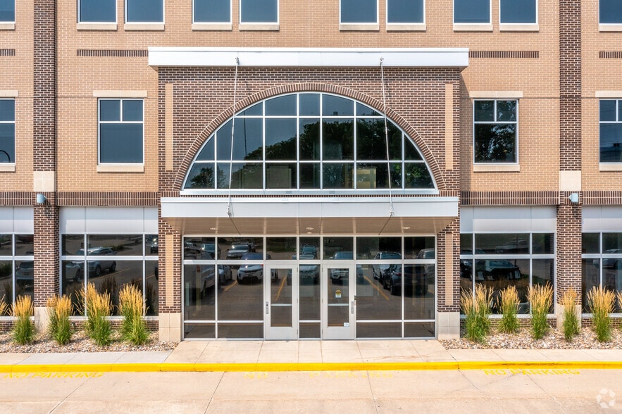 1045 76th St, West Des Moines, IA for lease - Building Photo - Image 3 of 14