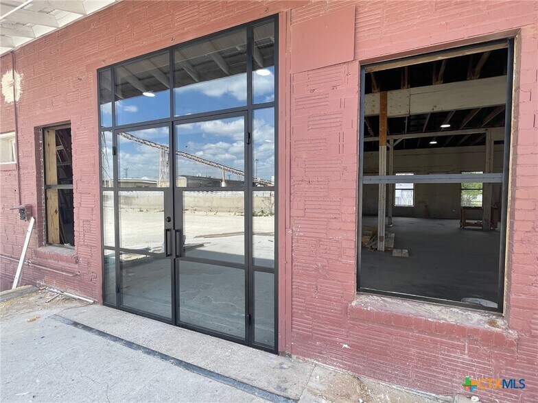 1308 N Bowie St, Seguin, TX à vendre - Photo du bâtiment - Image 3 de 11