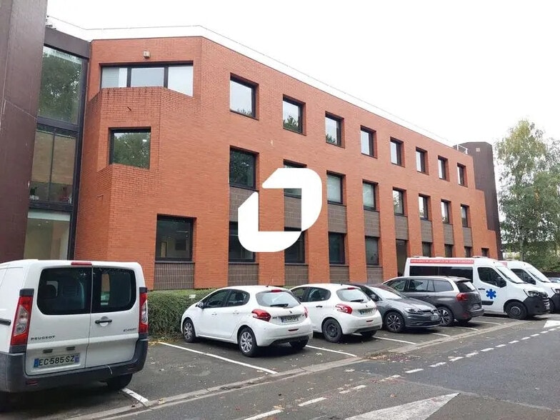 6 Rue Jean Pierre Timbaud, Montigny-le-Bretonneux for sale - Building Photo - Image 2 of 15