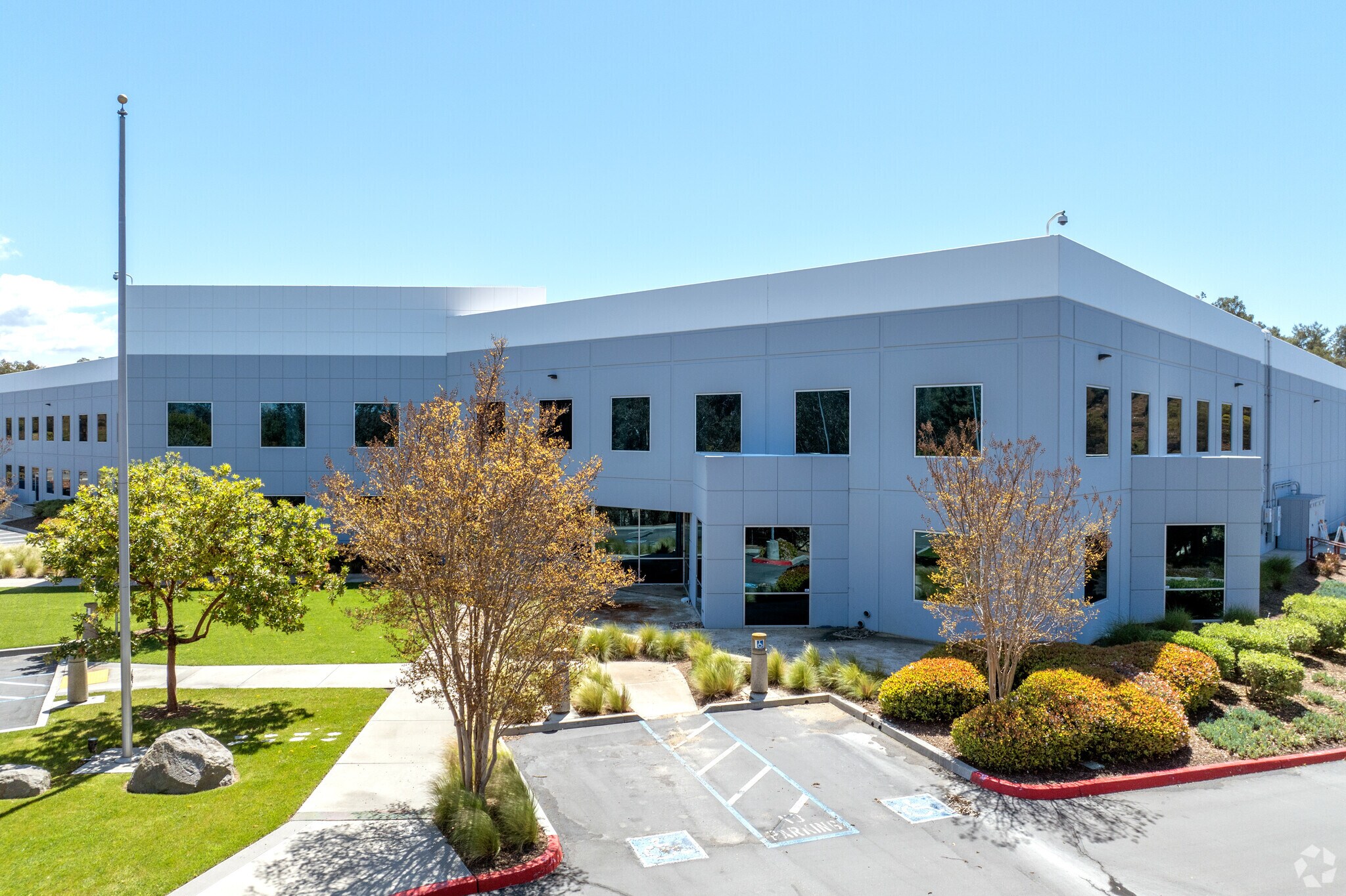 2611 Business Park Dr, Vista, CA à louer Photo du bâtiment- Image 1 de 13