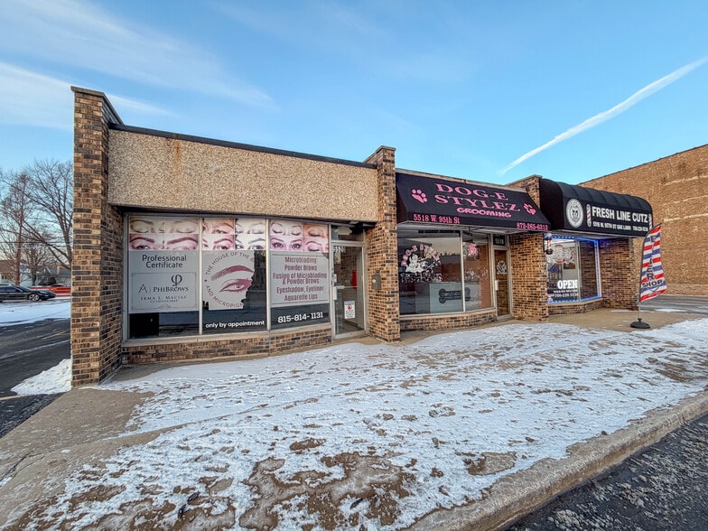 Two Retail Buildings on 95th Street portfolio of 2 properties for sale on LoopNet.ca - Building Photo - Image 3 of 5