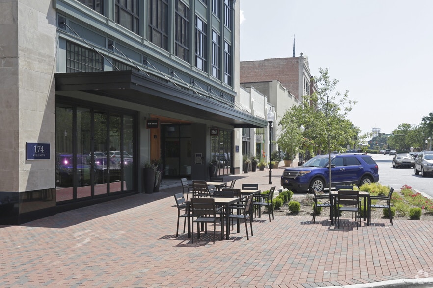 174 E Main St, Spartanburg, SC à louer - Photo du bâtiment - Image 3 de 45