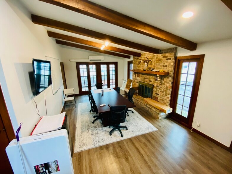 283 E Bridge St, New Braunfels, TX à louer - Photo du bâtiment - Image 2 de 11