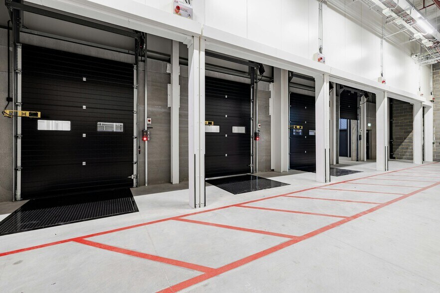 25-30 Mandela Way, Londres à louer - Photo du bâtiment - Image 3 de 12