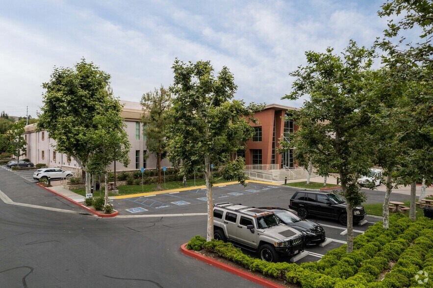 29903 Agoura Rd, Agoura Hills, CA for lease - Primary Photo - Image 1 of 6