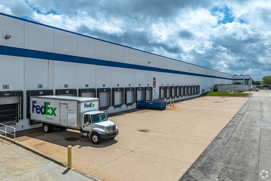 2 Gateway Ct, Bolingbrook, IL à louer - Photo du bâtiment - Image 3 de 4