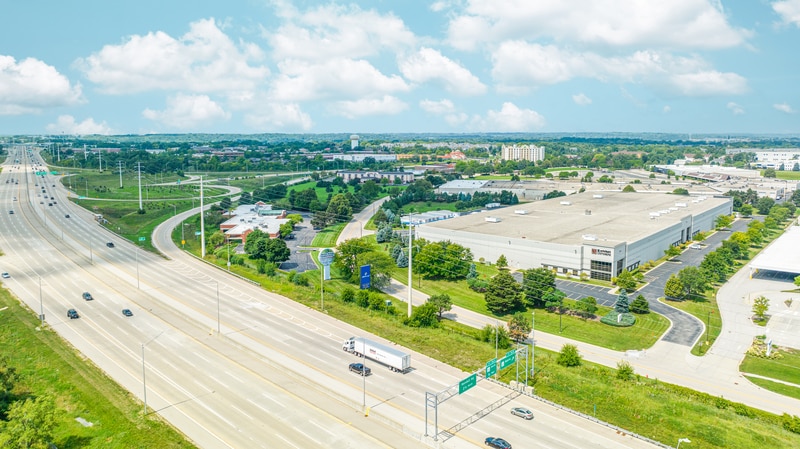 300 Airport Rd, Elgin, IL for lease - Building Photo - Image 2 of 9