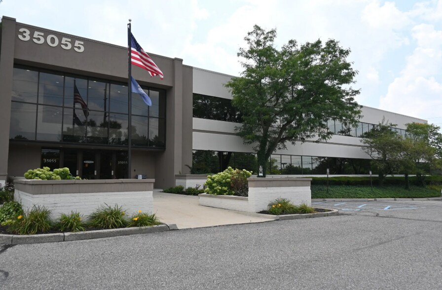 35055 W 12 Mile Rd, Farmington Hills, MI à louer - Photo du bâtiment - Image 2 de 5