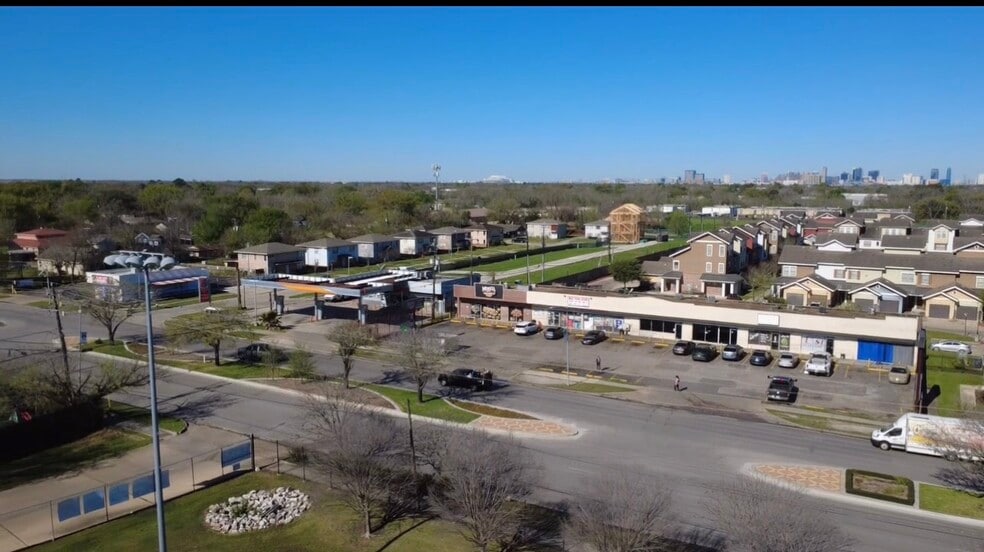 100% occupied retail assets for sale portfolio of 2 properties for sale on LoopNet.ca - Building Photo - Image 2 of 5