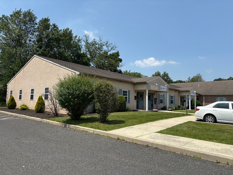 134-136 Mill Rd, Quakertown, PA for lease - Building Photo - Image 2 of 4