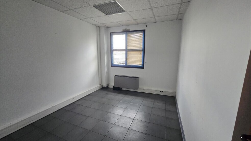 Office in La Garde for lease - Building Photo - Image 3 of 6