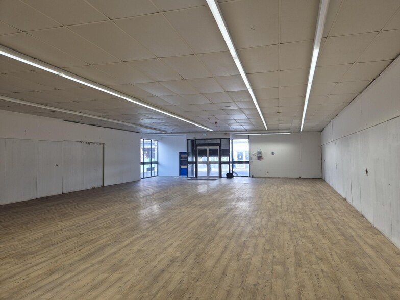 10 Market St, Wirral for lease - Building Photo - Image 1 of 4