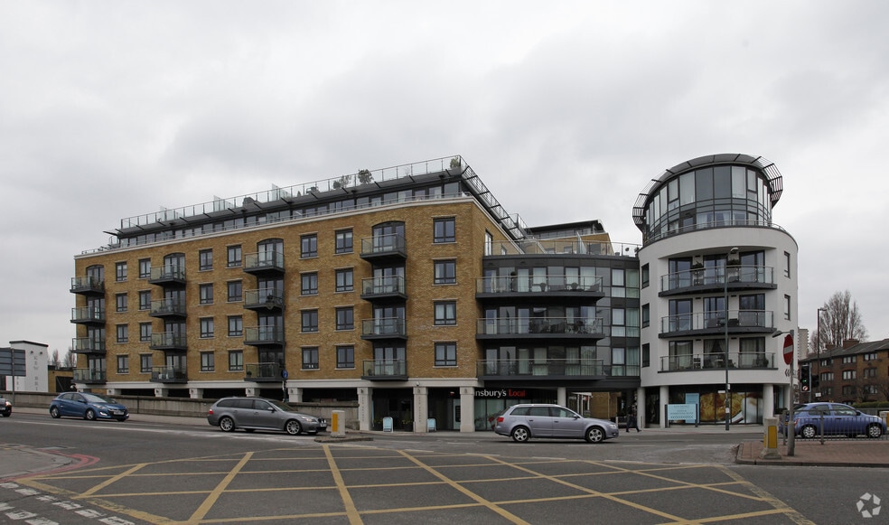 Kew Bridge Rd, Brentford for lease - Building Photo - Image 2 of 9