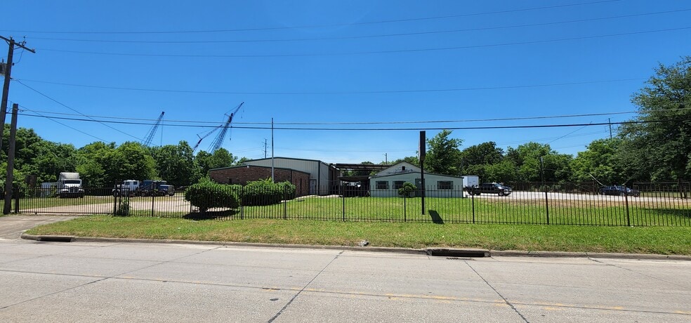 7305 Julius Schepps Fwy, Dallas, TX for lease - Building Photo - Image 2 of 21