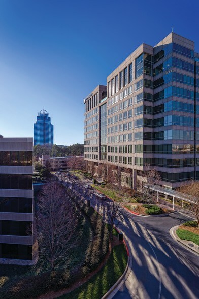 5901 Peachtree Dunwoody Rd NE, Atlanta, GA à louer - Photo du bâtiment - Image 3 de 23