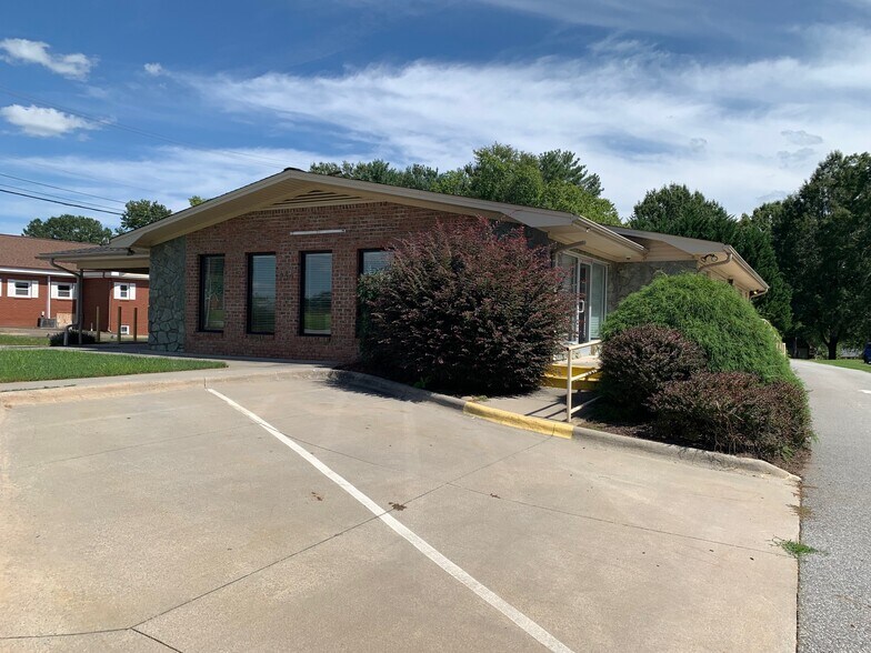 256 Hospital St, Mocksville, NC à louer - Photo du bâtiment - Image 1 de 14