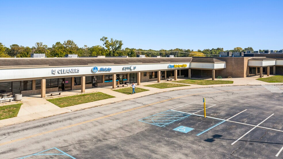 4290 W Jonathan Moore Pike, Columbus, IN à louer - Photo du bâtiment - Image 2 de 39