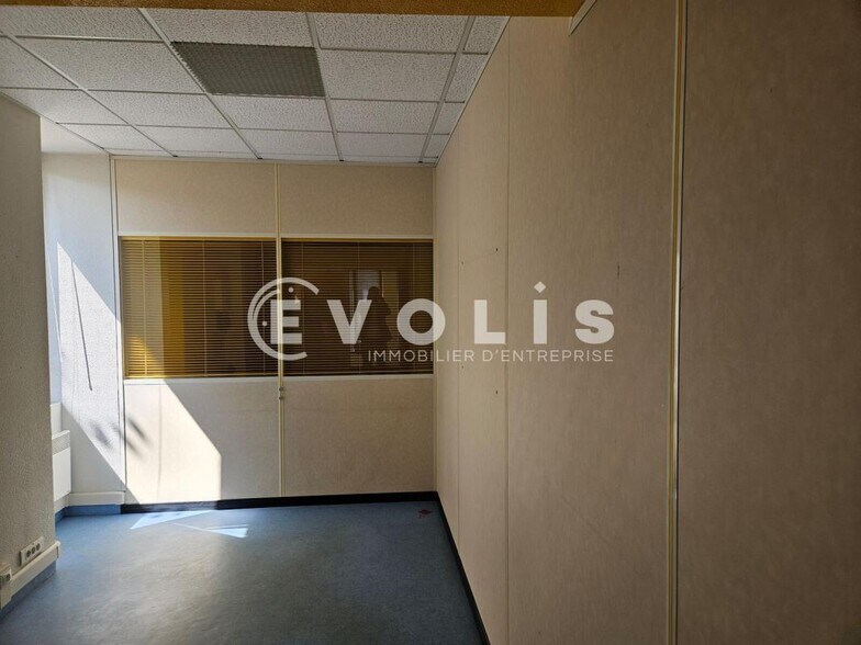 Office in Les Ulis for sale - Interior Photo - Image 2 of 10