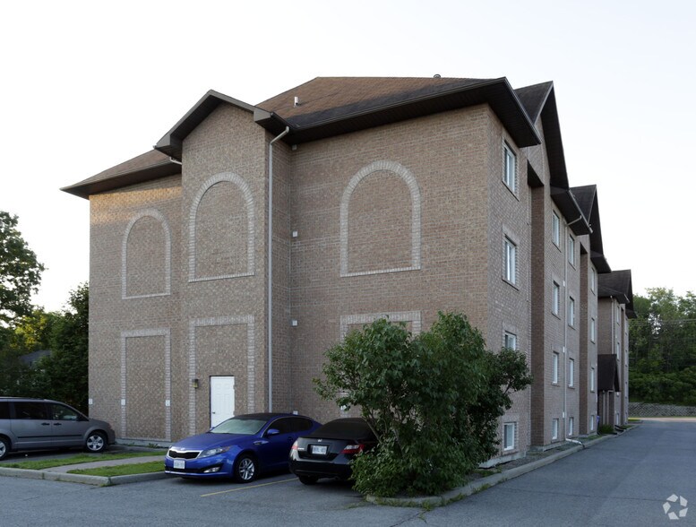 3211 St Joseph Blvd, Ottawa, ON à vendre - Photo du bâtiment - Image 2 de 4