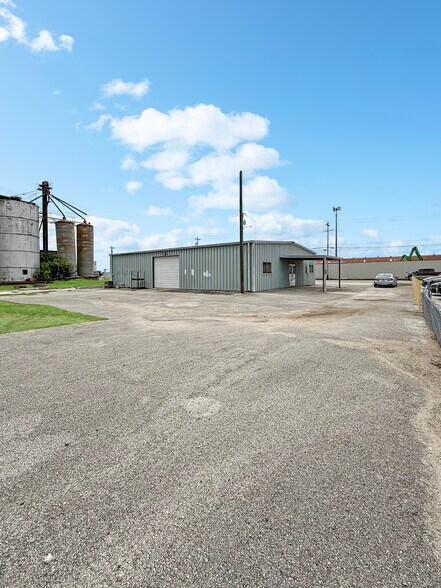 1569 & 1571 N. Austin Street, Seguin, TX à vendre - Photo du bâtiment - Image 2 de 44