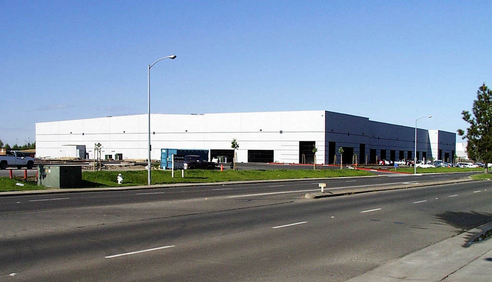 1740-1790 N Market Blvd, Sacramento, CA for lease - Building Photo - Image 2 of 9