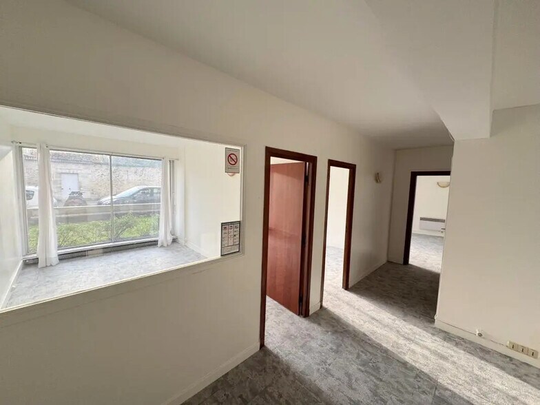 Office in Versailles for lease - Building Photo - Image 3 of 15