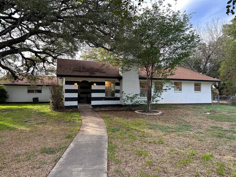 318 N Main St, Salado, TX à vendre - Photo du bâtiment - Image 3 de 4