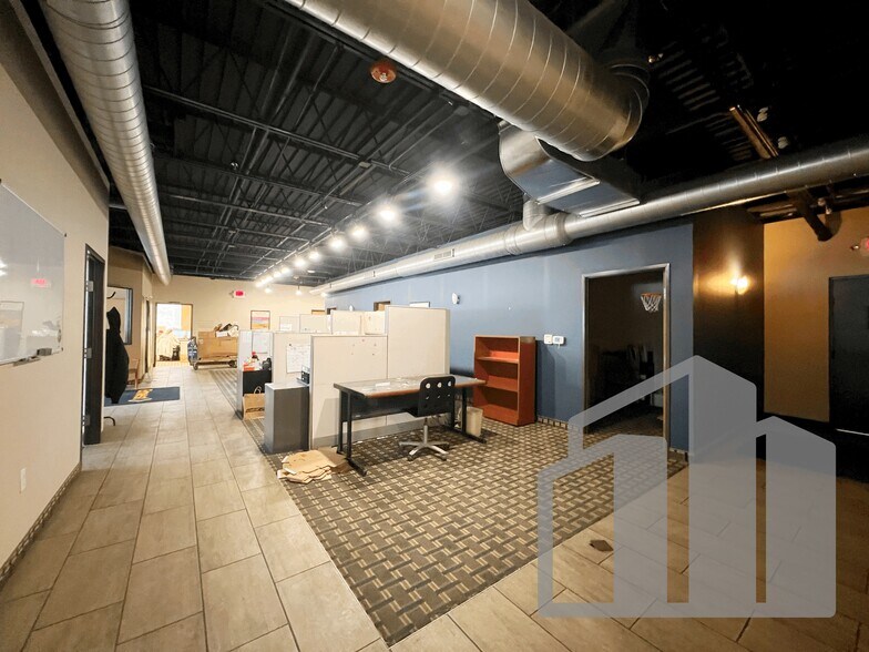 23800 Research Dr, Farmington Hills, MI à vendre - Photo du bâtiment - Image 2 de 7