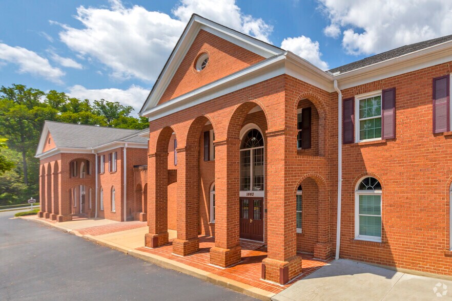 1680 E Gude Dr, Rockville, MD à louer - Photo du bâtiment - Image 2 de 34