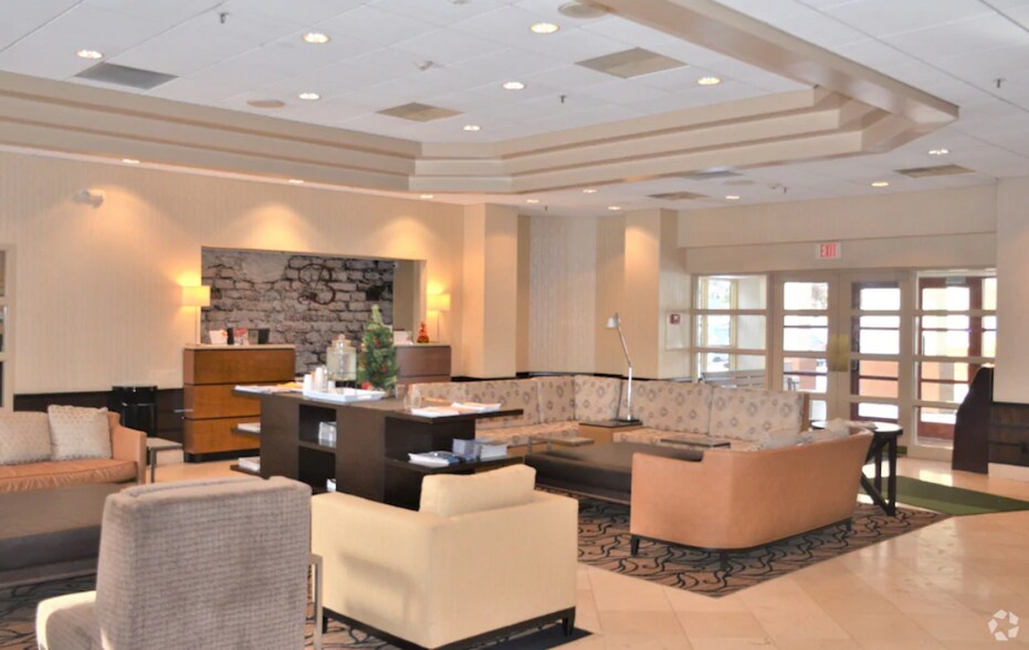 1777 Burrstone Rd, New Hartford, NY à vendre - Photo intérieure - Image 3 de 21