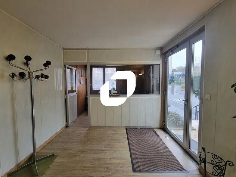 Bureau dans Palaiseau à louer - Hall d’entrée - Image 3 de 15