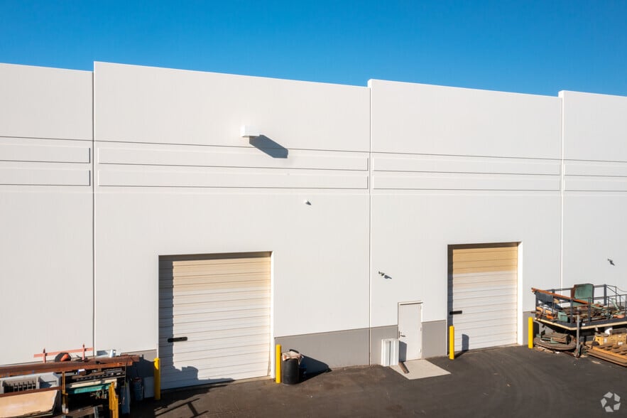 10293 Birtcher Dr, Jurupa Valley, CA à vendre - Photo du bâtiment - Image 3 de 5