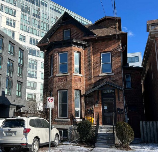 325 University Ave, Kingston, ON à vendre - Photo du bâtiment - Image 1 de 1