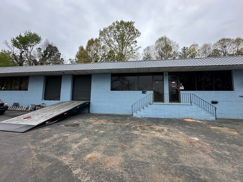5926-5940 N Tryon St, Charlotte, NC à louer - Photo du bâtiment - Image 1 de 10